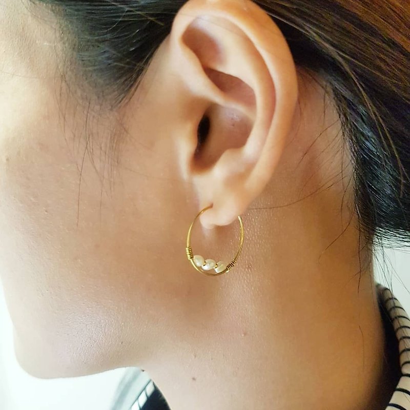 _Small single hoop natural rice grain pearl Bronze earrings _ clip-on earrings can be modified for free - ต่างหู - ไข่มุก ขาว