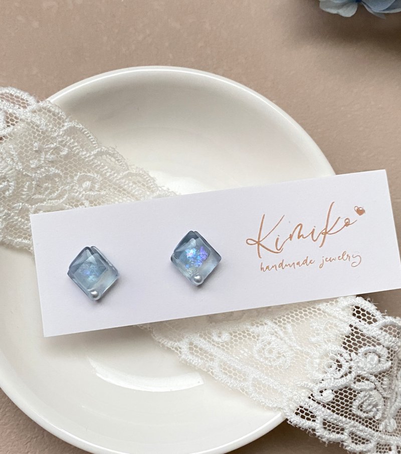 アイスブルーグレーの夜霧に柔らかな光が宿る幾何学ピアス・静謐の光シリーズ 第二弾 - ピアス・イヤリング - ステンレススチール ブルー