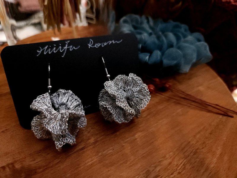 Flower Series Earrings Silver Universe - ต่างหู - ไฟเบอร์อื่นๆ สีเงิน