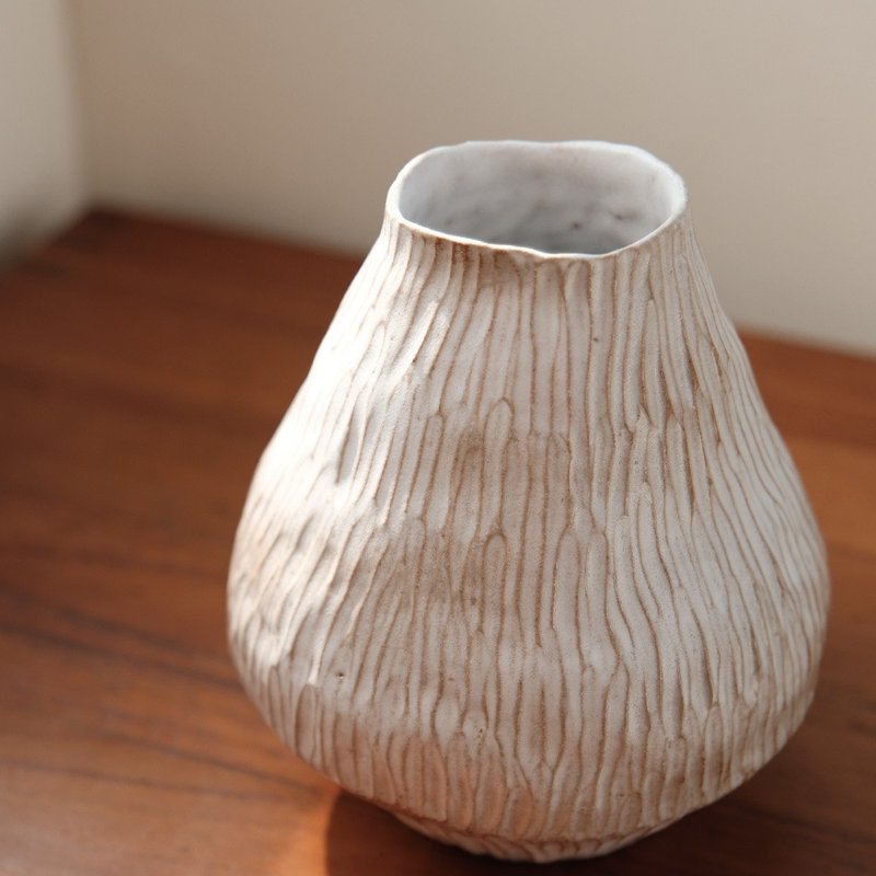 【Chiao】 Hand-made flower vase - Pottery & Ceramics - Pottery White