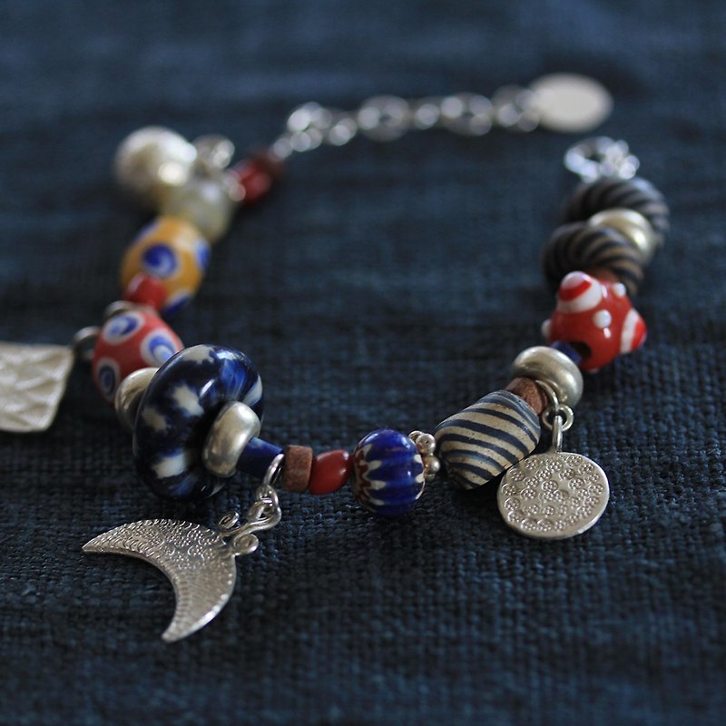 Handmade silver charms and glass-paste beads bracelet (B0059) - สร้อยข้อมือ - แก้ว หลากหลายสี