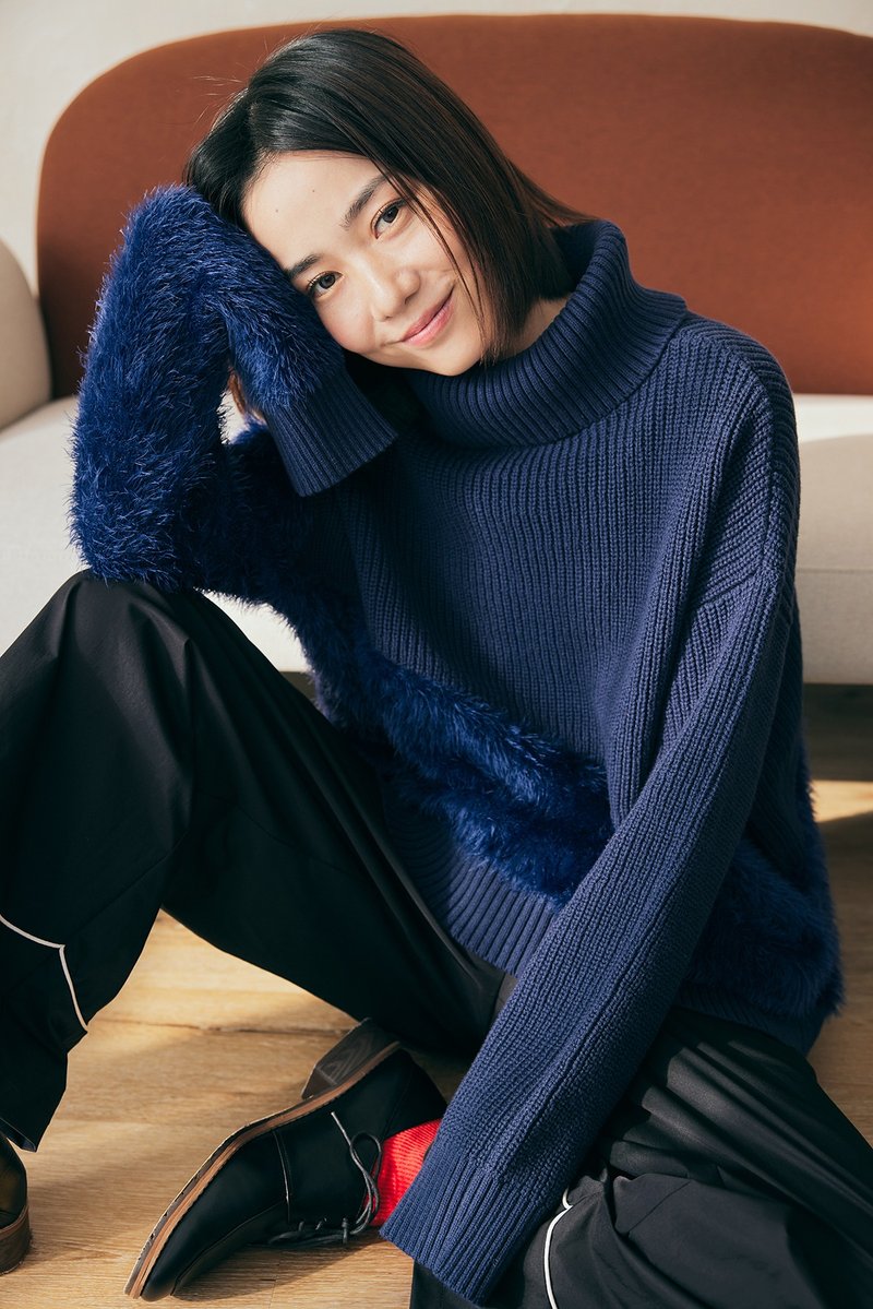 Keppel feather turtleneck top - furry monster - สเวตเตอร์ผู้หญิง - ผ้าฝ้าย/ผ้าลินิน สีน้ำเงิน