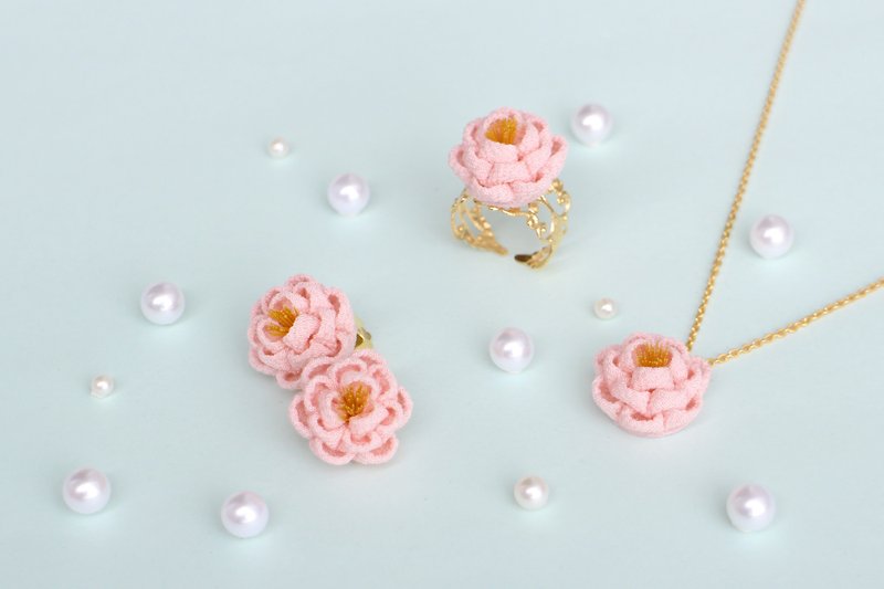 Vertical camellia accessories Virgin three-piece set Pink knob work - Earrings & Clip-ons - Silk Pink
