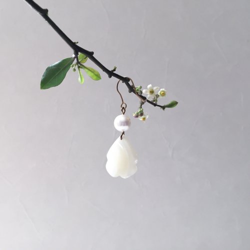 la fève 晴天娃娃。貝殼珍珠黃銅耳環