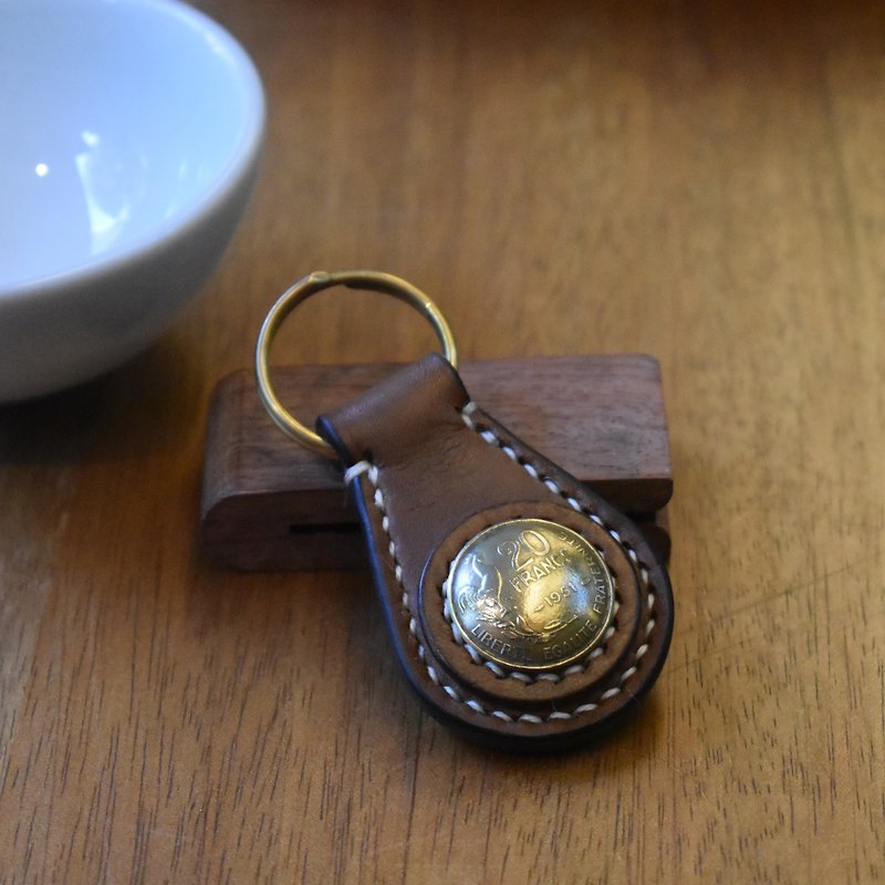 Handmade real coin buckle key ring [Franc Gallic Chicken] Hand-stitched key ring [CarlosHuang Aka] - ที่ห้อยกุญแจ - หนังแท้ สีนำ้ตาล