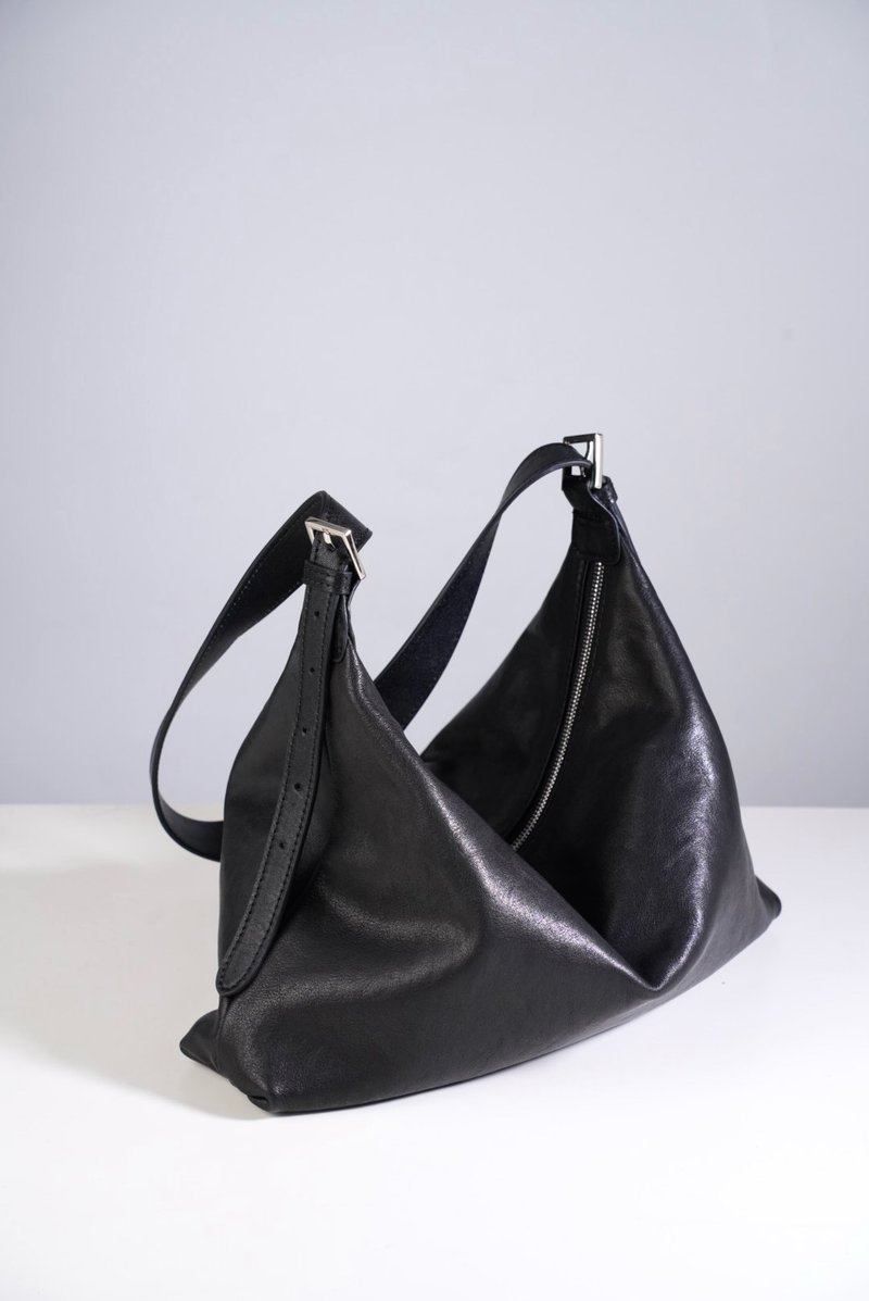 HOBO 雙側調節肩帶 簡約設計 植鞣皮 單肩 側背 可調節肩帶 - 側背包/斜背包 - 真皮 黑色