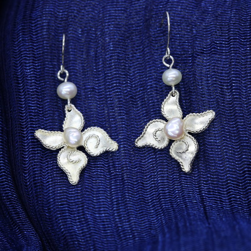 【Sumee Su】Spring. lucky earrings - Earrings & Clip-ons - Sterling Silver White