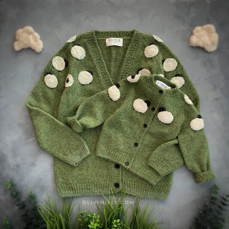 Sheeps Adult cardigan, hand knitted cardigan with embrodery - สเวตเตอร์ผู้หญิง - ขนแกะ สีเขียว