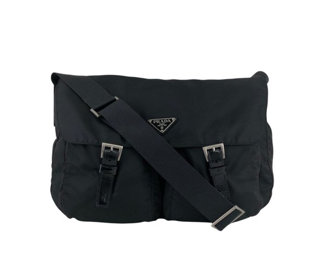 希少　PRADA プラダ　メッセンジャーバッグ　ショルダーバッグ　三角ロゴ　黒 PRADA プラダ 三角ロゴプレート 斜め掛け ショルダーバッグ