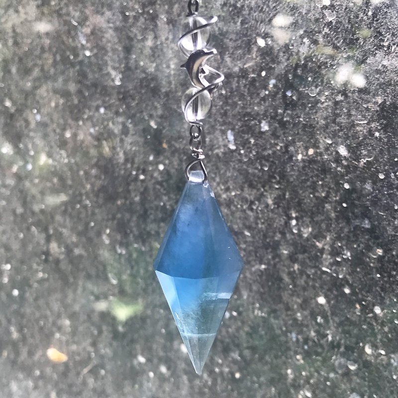 [Lost and find] guests custom-made natural stone blue fluorite dolphin spirit pendulum necklace - สร้อยติดคอ - เครื่องเพชรพลอย สีน้ำเงิน
