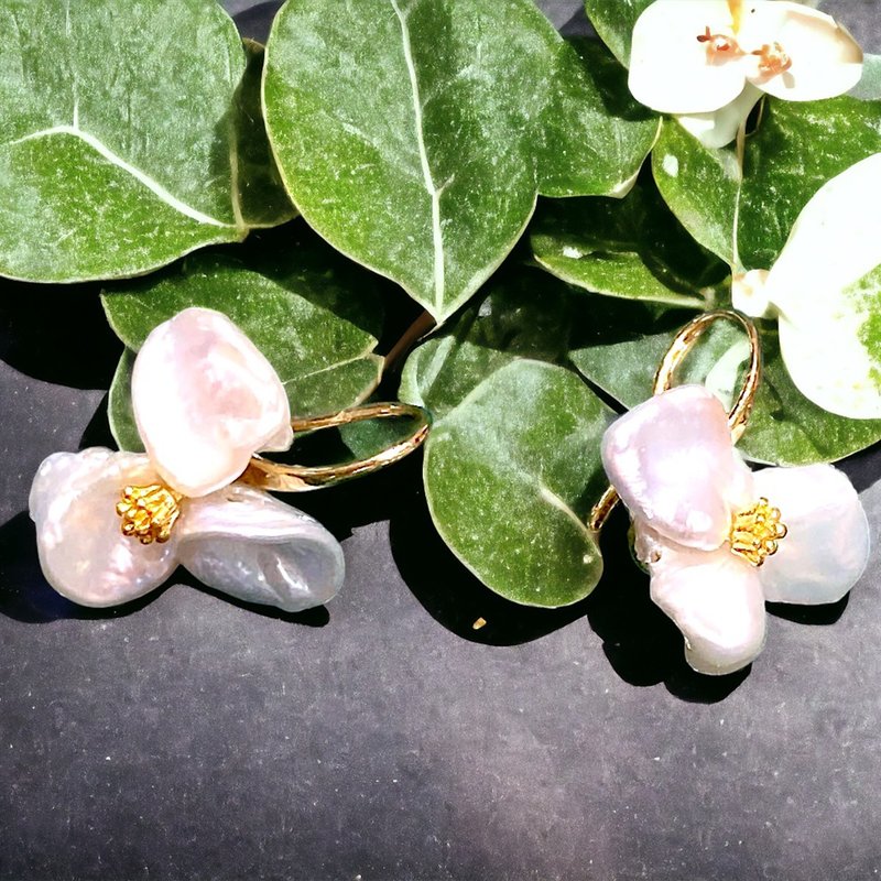 Small fresh three-flower pearl earrings - Earrings & Clip-ons - Other Metals White