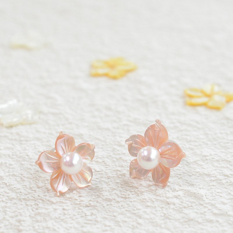 海水Akoya珍珠和白色蝴蝶殼花瓣耳環 櫻花色 日本製造 耳夾耳環 - 耳環/耳夾 - 珍珠 