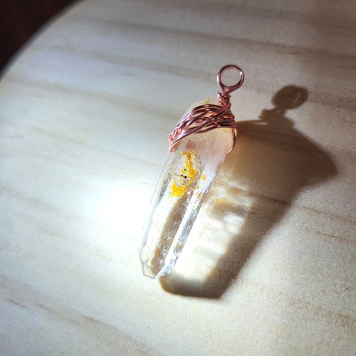 嵐森林水晶工作室 •閃耀• 極簡 金屬繞線 紅泥油膽骸骨水晶 水晶原礦吊墜