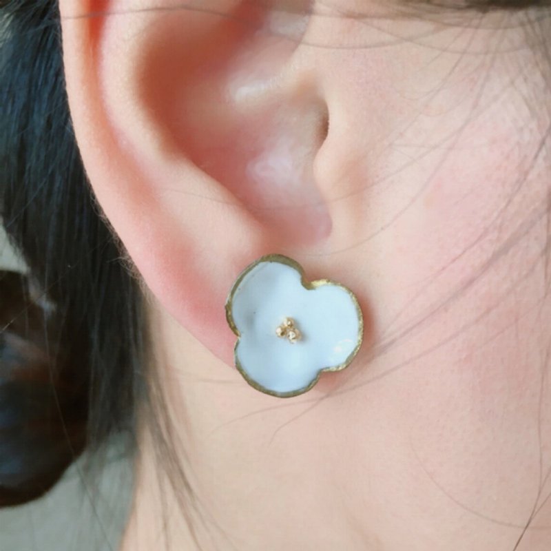 Mokomoko Flower (White) Earrings Clip-On - ต่างหู - แก้ว ขาว