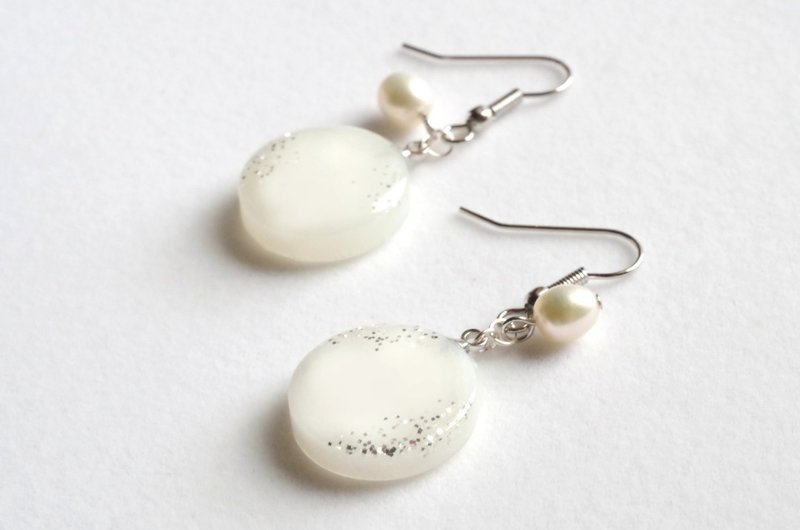 Resin art pearl white and freshwater pearl round earrings/whiteout - Earrings & Clip-ons - Other Materials White