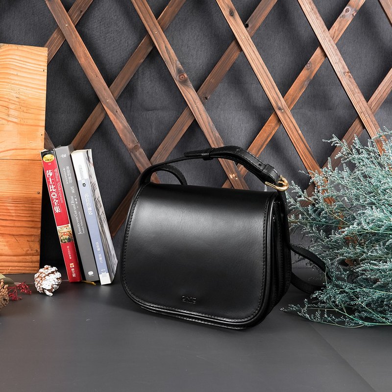 Italian vegetable tanned leather saddle bag-small (black) - กระเป๋าแมสเซนเจอร์ - หนังแท้ สีดำ