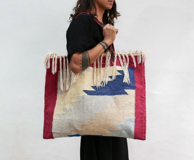 Shoulder bag with clearance tassels