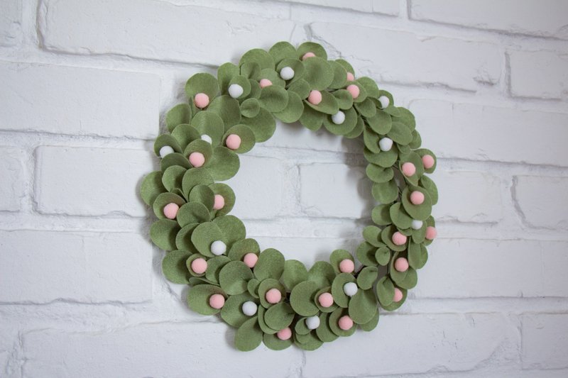 Spring Greens Wreath | Eucalyptus Felt Leaves Wreath with Pompoms - 壁貼/牆壁裝飾 - 其他材質 綠色