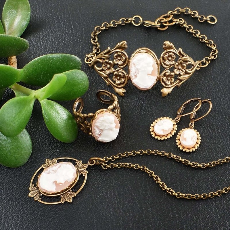 Victorian Epoch White Lady Cameo Jewelry Set Necklace Bracelet Earrings and Ring - 項鍊 - 銅/黃銅 白色