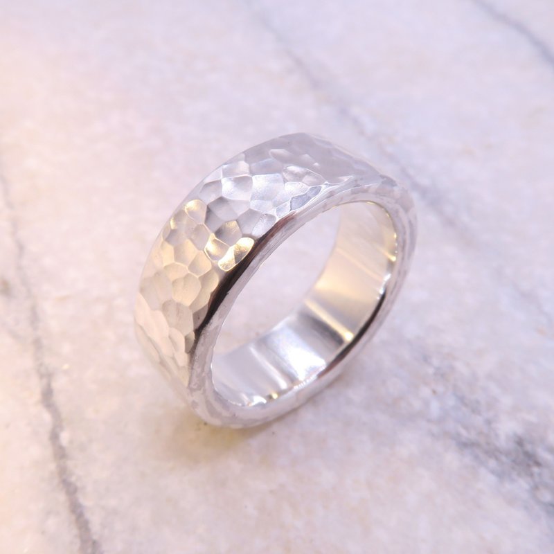 Water rippled sterling silver forged knock ring - extra thick version (width approx. 8.5mm, thickness approx. 2.8mm) - แหวนคู่ - โลหะ 