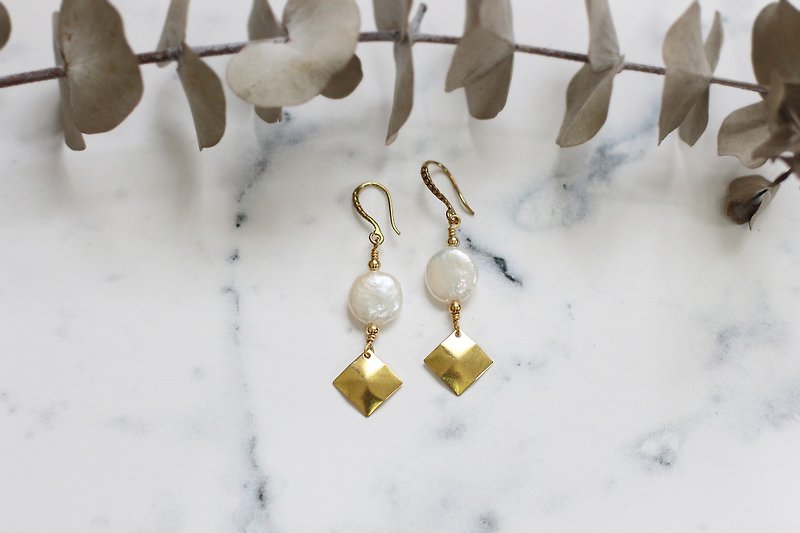 Simple flat round freshwater pearl brass earrings - Earrings & Clip-ons - Other Materials White