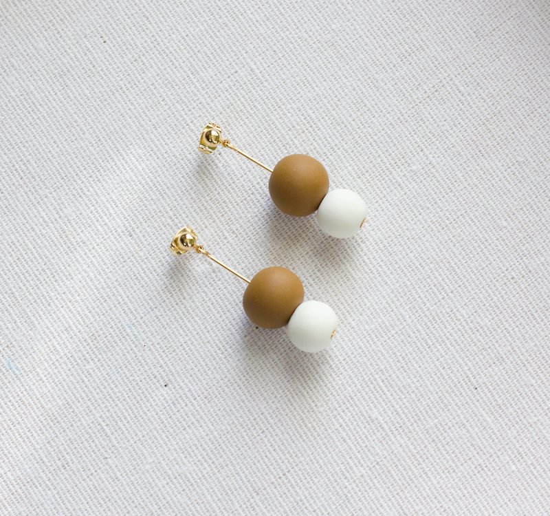 Hand made soft clay size two ball series of brown and milky white earrings - ต่างหู - ดินเหนียว สีนำ้ตาล