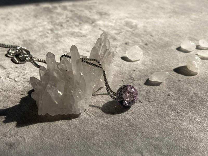 【微醺玫瑰。手燒琉璃珠項鍊】琉璃|鈦鋼鏈、醫療鋼 - 項鍊 - 其他材質 紫色