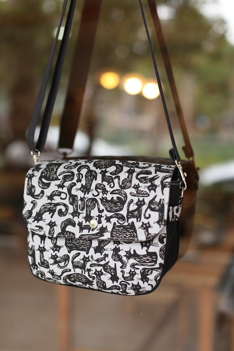 [Good day] hand-made mysterious black cat universal bag / small package / portable bag / Messenger bag / shoulder bag - กระเป๋าแมสเซนเจอร์ - ผ้าฝ้าย/ผ้าลินิน สีเทา