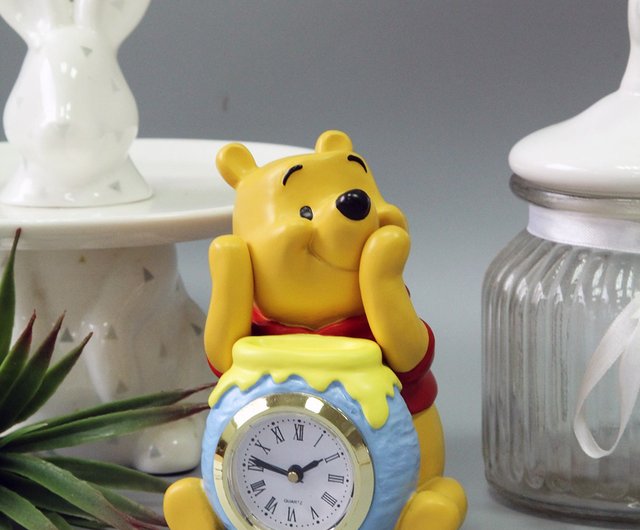 日本ディズニー デザイン くまのプーさん 手と顔で蜂蜜を保持している