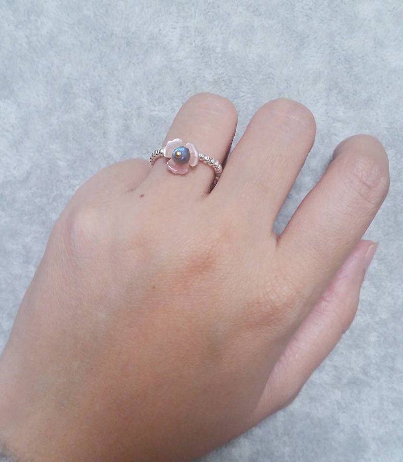 Labradorite and mother pearl flower 925 silver ring - แหวนทั่วไป - เครื่องเพชรพลอย สึชมพู