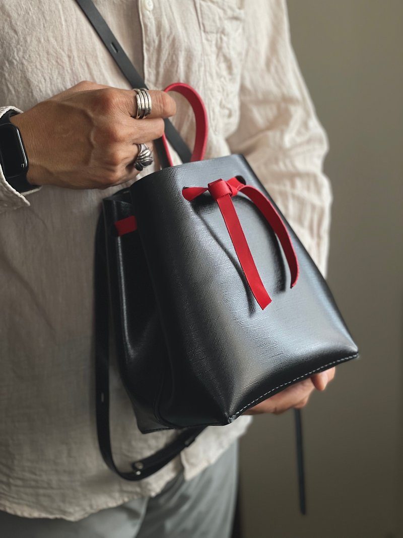 Zemoneni leather lady wide shoulder carry bag in dark grey pearl - กระเป๋าแมสเซนเจอร์ - หนังแท้ สีดำ