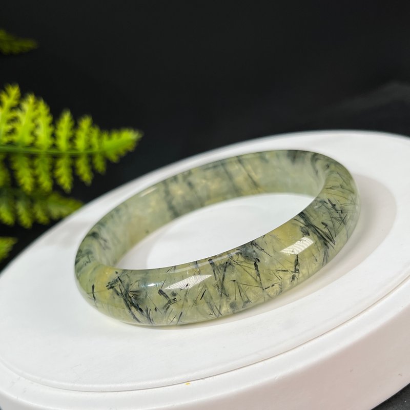 葡萄石共生黑髪晶手鐲64MM 半透熒光星光綠色寶石手環 增強信心 - 手鍊/手環 - 寶石 綠色