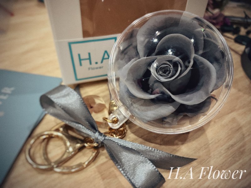 Preserved Flower Acrylic Keyring - ช่อดอกไม้แห้ง - พืช/ดอกไม้ สีเทา