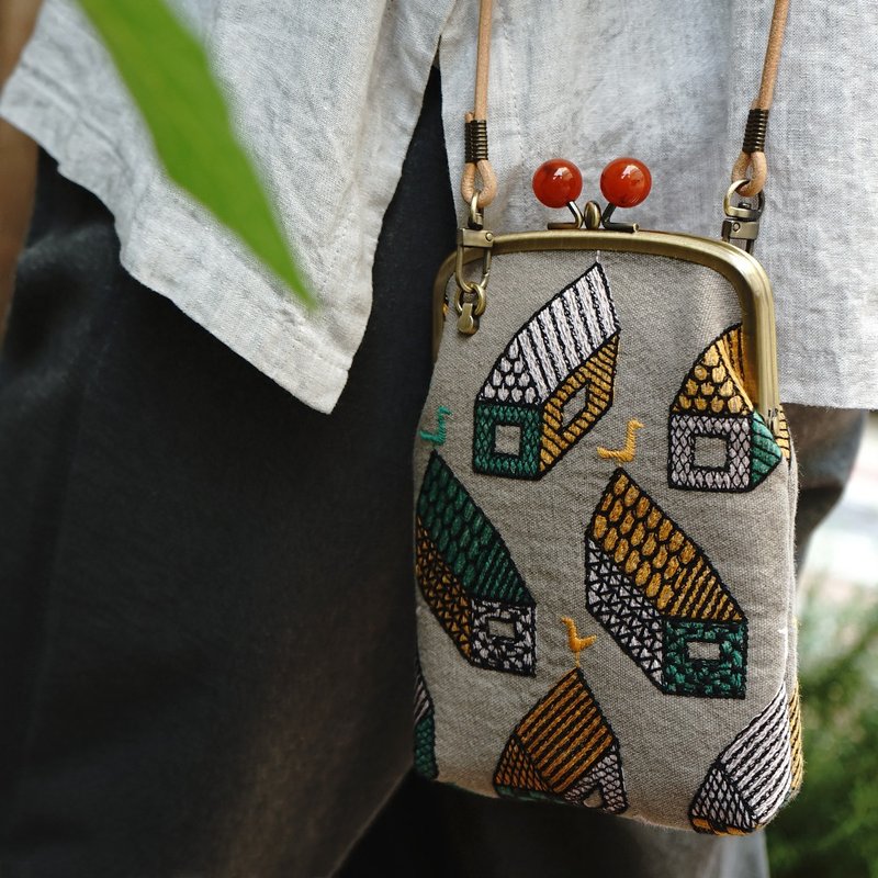 Xiaoman contented creative three-layer mobile phone cross- kiss lock bag-Fairy Tale House/Embroidery - กระเป๋าแมสเซนเจอร์ - ผ้าฝ้าย/ผ้าลินิน 