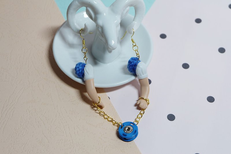 Remade doll hand earrings / babyhand /Harajuku - ต่างหู - วัสดุอื่นๆ สีน้ำเงิน