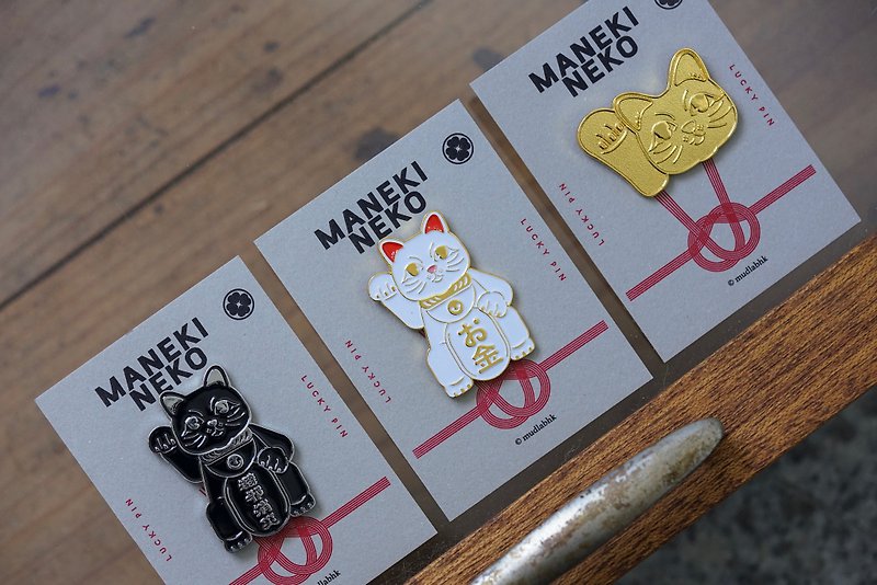 MUDLAB lucky cat limited edition badge/pin 2.0 series (six styles in total) - เข็มกลัด/พิน - โลหะ ขาว