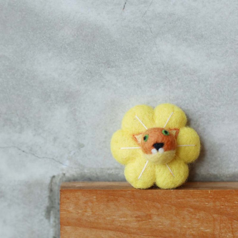 Wool felt pin, yellow plum and orange cat blessing and guardian applicable cultural currency - เข็มกลัด/พิน - ขนแกะ สีส้ม