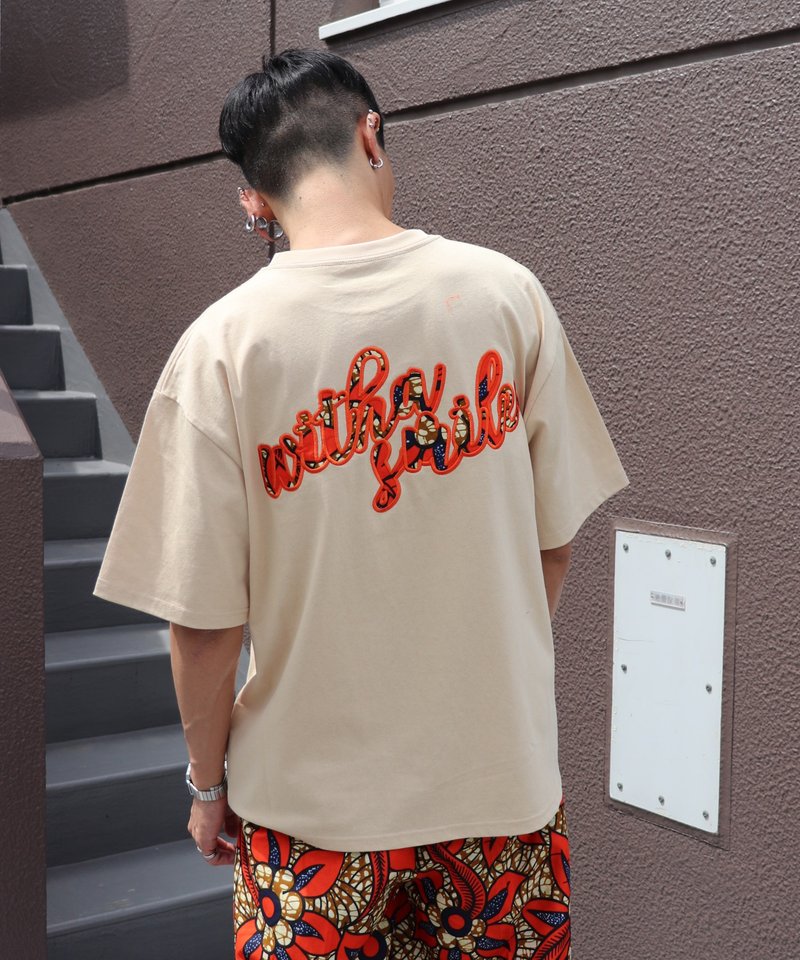 with smile パッチ刺繍Tシャツ - 男 T 恤 - 棉．麻 卡其色