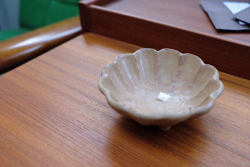 BLUT'S Liulu brown flower-shaped bowl in four sizes - ถ้วยชาม - ดินเผา สีนำ้ตาล