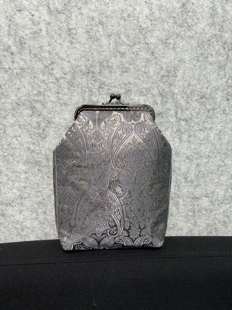 MBC handmade brocade cashew flower 10cm square frame kiss lock bag dark gray - กระเป๋าแมสเซนเจอร์ - ผ้าฝ้าย/ผ้าลินิน สีเทา