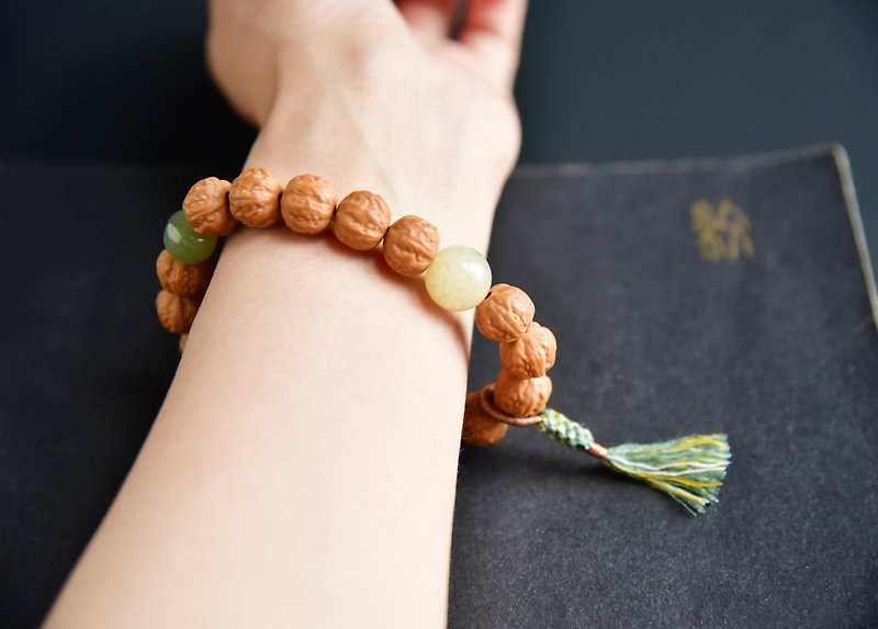 [Playful] Wild Hericium walnut high oil and the same tree material pure hand-carved King Kong Bodhi Beijing eight-edge bracelet - Bracelets - Plants & Flowers Brown