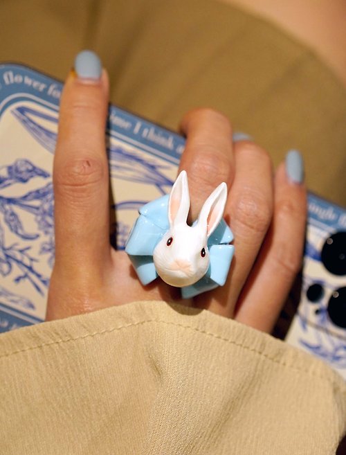 TIMBEE LO shop 手繪白色小兔子粉藍蝴蝶結黃銅18K鍍真金彩繪琺瑯開口戒指 寵物控