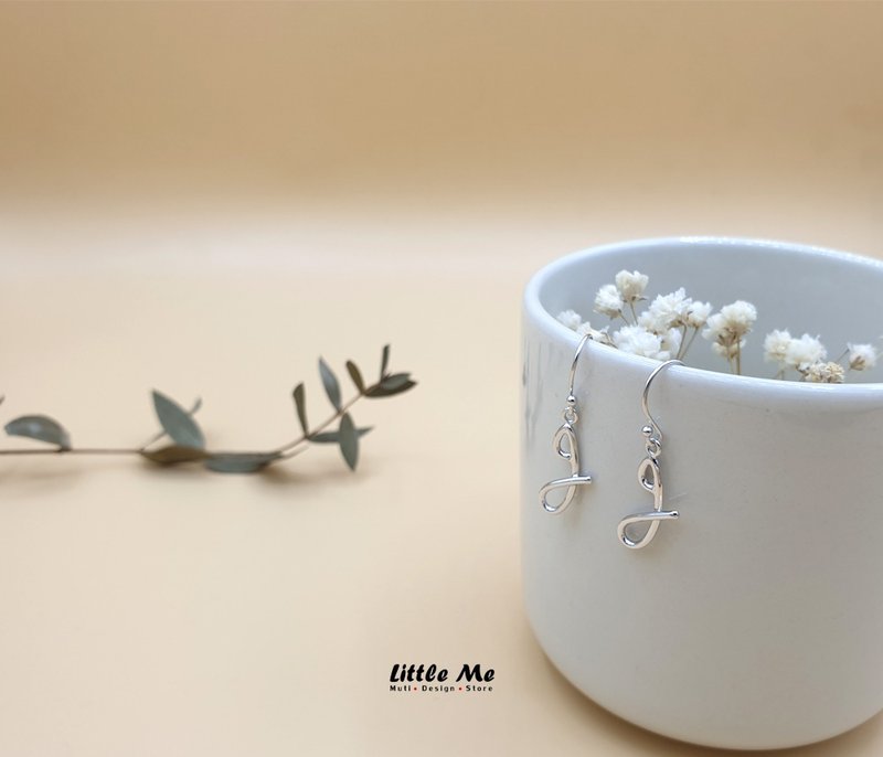 簡約銀色字母耳環禮物送給她 Little Me Jewelry - 耳環/耳夾/耳骨夾 - 純銀 銀色