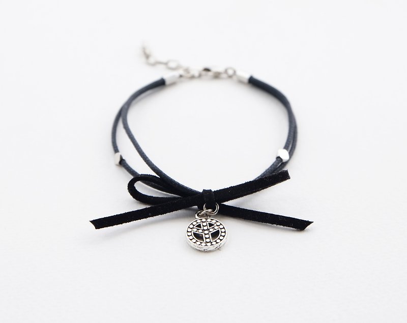 Black cord bracelet with suede bow and peace charm - สร้อยข้อมือ - วัสดุอื่นๆ สีดำ