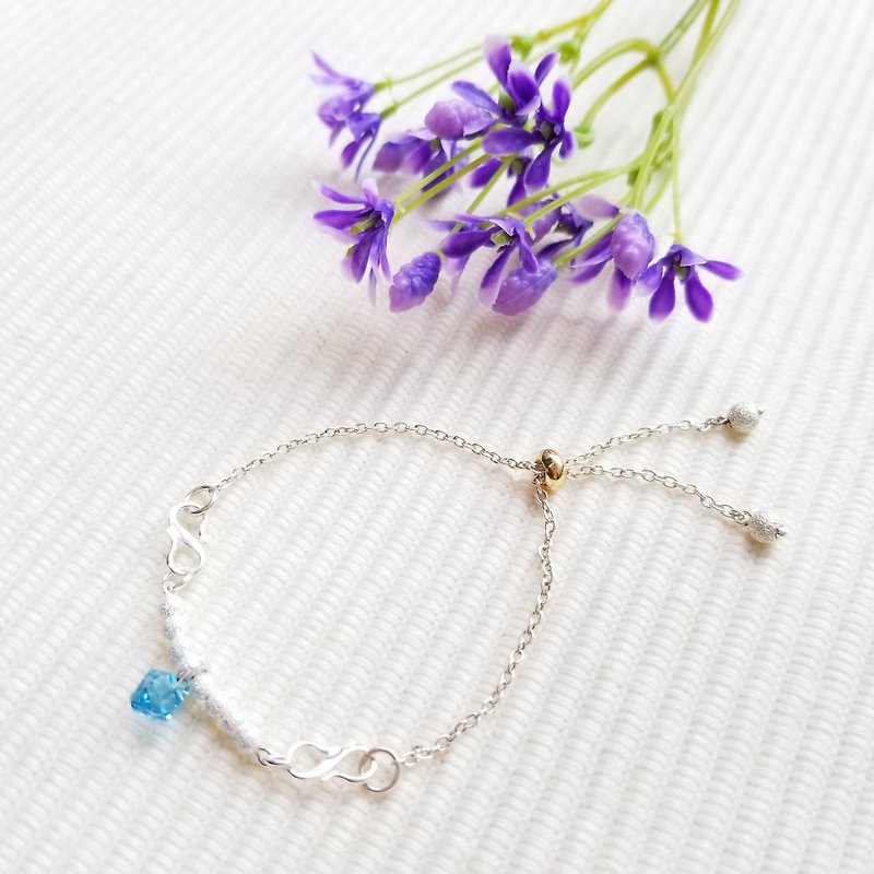 Crystal with Matte Silver Beads Bracelet (Blue) - สร้อยข้อมือ - วัสดุอื่นๆ สีน้ำเงิน
