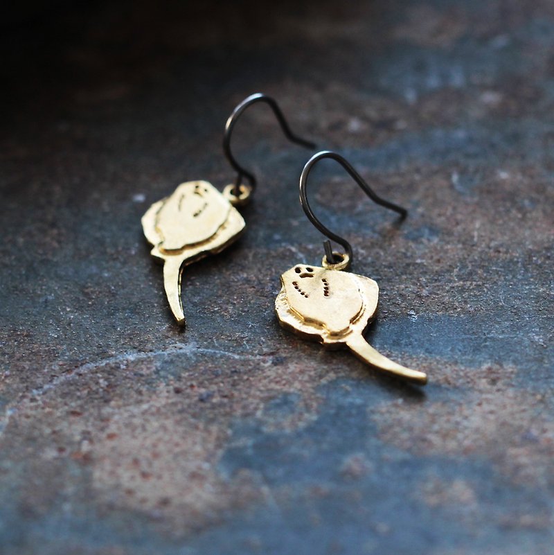 Stingray sticking to aquarium | Earrings | Clip-On | P445 - Earrings & Clip-ons - Other Metals Gold