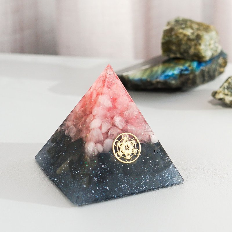 預訂【粉晶、金曜石】奧根水晶能量金字塔Orgonite 6x6 cm - 擺飾/家飾品 - 水晶 多色