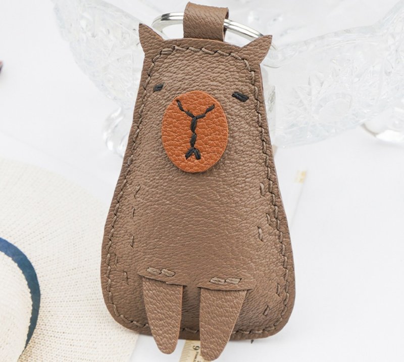 Simple handmade Capybara emotional stabilizing capy guinea pig bag charm - ที่ห้อยกุญแจ - หนังแท้ หลากหลายสี