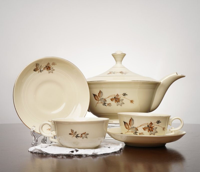 英國Victoria花卉圖藤瓷質奶油色描金下午茶組/歐洲茶具/老件 - 茶壺/茶杯/茶具 - 瓷 多色