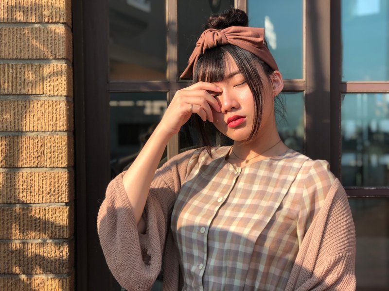 若曾 藕粉 大蝴蝶扭結髮帶 ggoomstudio - 髮箍/髮帶 - 棉．麻 卡其色